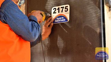 Comenzaron a señalizar, gratis, los frentes de casa y locales