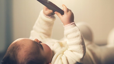 Advierten sobre el impacto del uso de las pantallas en los niños de San Juan.