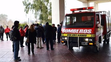 Una autobomba reciclada fue donada a los Bomberos Voluntarios de la Capital