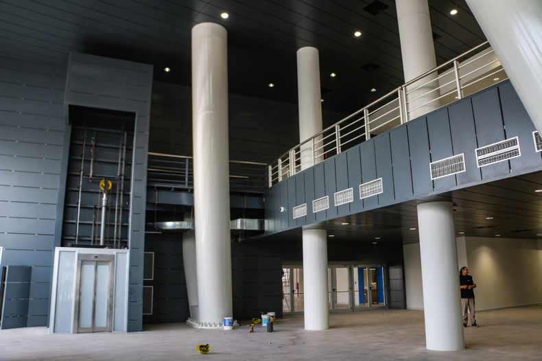 Debajo de las tribunas de hormigón armado, se ubican los ascensores, oficinas, diversos equipamientos y especio de circulación de público.&nbsp;