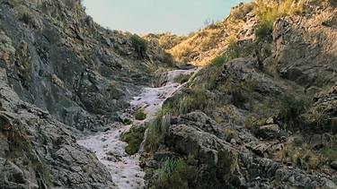 Una cascada de Valle Fértil causó sorpresa al amanecer congelada.
