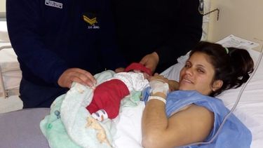 Madrugada de emoción: policías ayudaron a una rawsina a parir