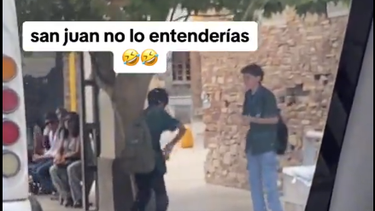 El viral de un pibe rawsino que llegó y se tiró los prohibidos en la puerta de la escuela