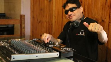 Es no vidente y DJ: la historia del rawsino que la rompe con las consolas