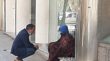 Su foto durmiendo en el centro se hizo viral: qué hay detrás del joven que vende estampitas en San Juan