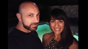 La joven Mailén Juárez, con su novio fallecido el año pasado. En su celular guardaba valiosos recuerdos.