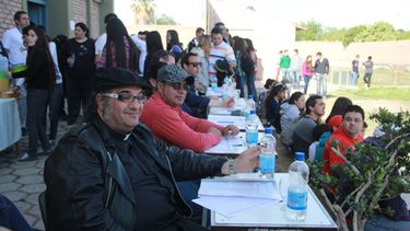 El cura rockero se convirtió en jurado de lujo para bandas de escuelas locales