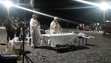 Una multitud de jóvenes en la Celebración de la Santa Misa al pie de las Sierras Azules