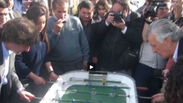 Antes de irse, Boudou goleó a Gioja en el metegol