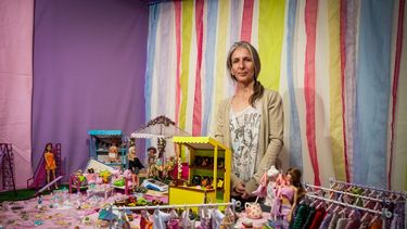 Eulalia, la sanjuanina que construye mundos enteros para las muñecas y es furor entre las nenas