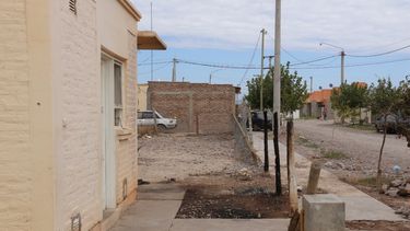 Ayudan a familia damnificada por incendio en su vivienda en Rawson