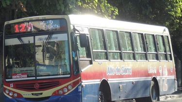 Santa Lucía: colectivero con muchos reflejos supo asistir una chica que se descompensó