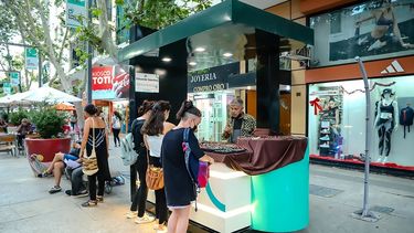 Los artesanos de la Capital, estrenaron modernos stands en plena Peatonal sanjuanina