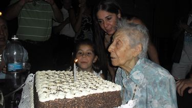 Cien años de ternura y dedicación