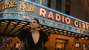 Martina Flores, disfrutando de un paseo por Nueva York portando la prenda confeccionada por Ignacio Fiol.