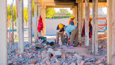 Comenzaron las obras para transformar en un espacio recreativo el histórico centro comercial abandonado que preocupó al barrio Aramburu y la Villa Lourdes, en Rivadavia.