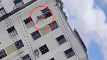 Brasil: un policía descubrió a su mujer con un amante, le disparó y lo lanzó por la ventana