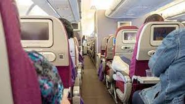 El insólito lugar que nunca se limpia en un avión