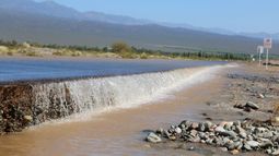 Tuvieron que cerrar la compuerta de Punta Negra por el desborde del río San Juan