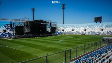 Los artistas nacionales de la Fiesta Nacional del Sol 2024 se presentarán en el Estadio del Bicentenario. Allí, además del armado del escenario, se colocó una cubierta especial para el cuidado del césped.&nbsp;