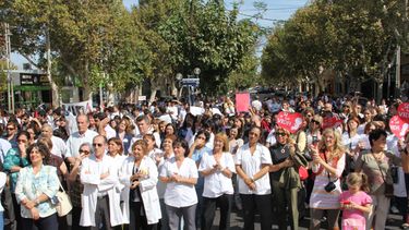 Grupos contra el aborto abrazaron al Hospital Rawson