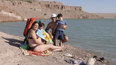 De a poco, la gente recupera el dique de Ullum