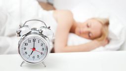 La relación entre dormir poco y la alimentación