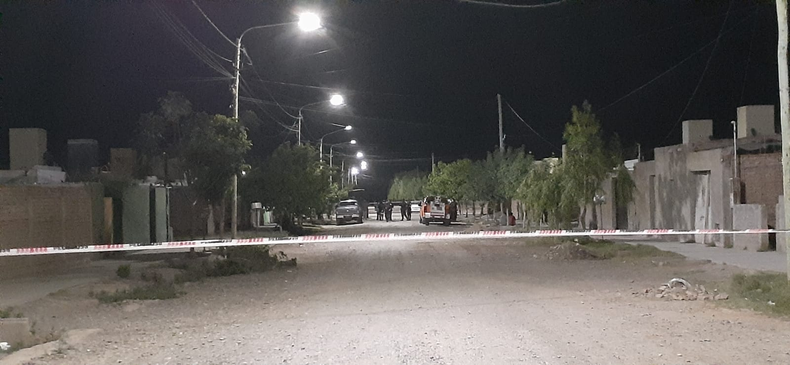 La cuadra donde habría fallecido el menor, vallada en medio de los operativos.