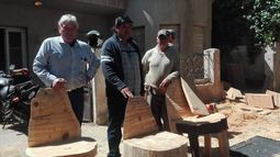 La motosierra al servicio del arte, en una vereda sanjuanina