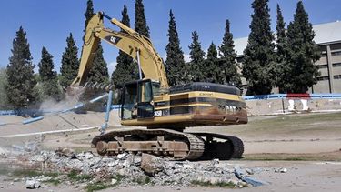 La despedida de un ícono: se inició la demolición del Estadio AbiertoLa demolición del estadio abierto dejará hechos polvo 3.000 m3 de hormigón