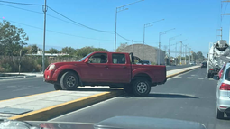 Imprudencia total: se cruzó de carril atravesando un boulevard en una calle muy transitada Imprudencia total: se cruzó de carril atravesando un boulevard en una calle muy transitada