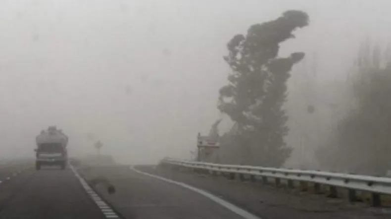Piden a los conductores precaución al conducir en San Juan debido a los efectos del viento.