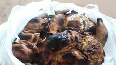 ¡Como para no enojarse! Una sanjuanina pidió empanadas y se las mandaron quemadas