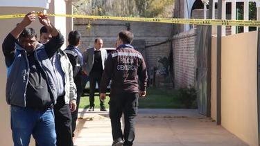 La imagen corresponde a uno de los casos que más conmocionó a la provincia: el allanamiento en la casa del menor que asesinó a mazazos a una jubilada