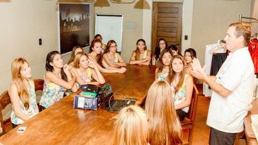 Charla sobre ceguera infantil y salud sexual a las candidatas