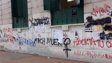 La Justicia investigará el ataque a la escuela Normal Sarmiento durante la marcha del #8M