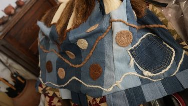 La magia de Lilia y el paisaje que la rodea, en uno de los chalecos diseñados y realizados por ella misma con elementos reciclados.