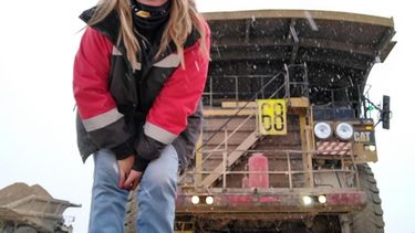 La historia de la sanjuanina que maneja camiones gigantes y sale en Netflix