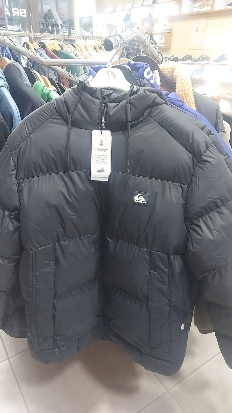 La marca siempre supera ampliamente a las prendas más económicas. Campera marca QuickSilver de adulto a $350.000 La marca siempre supera ampliamente a las prendas más económicas. Campera marca QuickSilver de adulto a $350.000