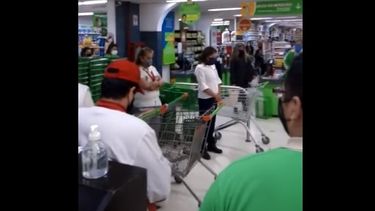 Aplausos en el supermercado: la triste despedida de una cajera que murió de COVID en San Juan