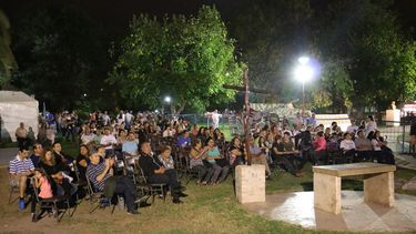 La gente copó la Plaza España en la vigilia por Malvinas