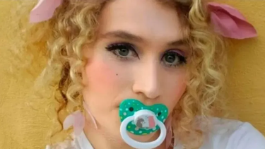 Algo está mal: tiene 28 años, se siente bebé, usa hasta chupetes y pañales