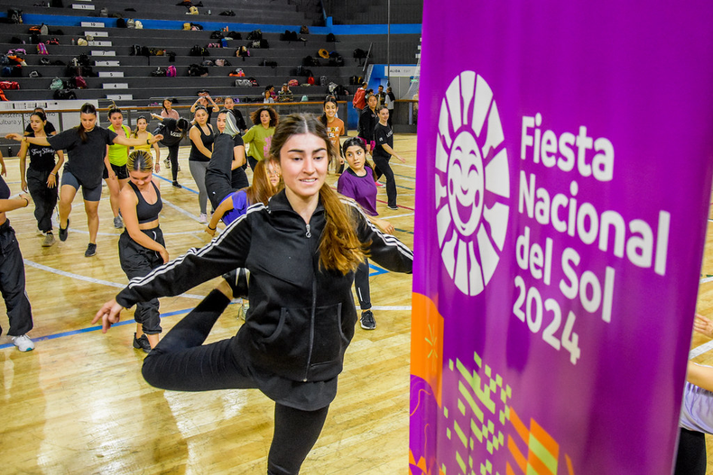 Los ensayos de la Fiesta Nacional del Sol 2024 que llega en otra fecha y en otro lugar este año.