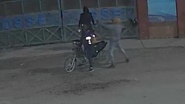 brutal video: delincuentes golpearon salvajemente a un hombre para robarle la moto en jachal