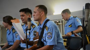 Él es Andrés Cantos, el policía sanjuanino, que cantó en La Voz Argentina y que fue parte de la novena de la Inmaculada Concepción este año.