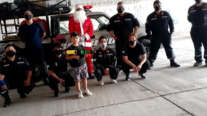 Puro corazón: un Papá Noel Bombero salió a repartir regalos en Pocito Puro corazón: un Papá Noel Bombero salió a repartir regalos en Pocito