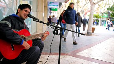 El músico ciego de la peatonal que sueña convertirse en una estrella del cuarteto