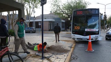 Hacían los pozos para los semáforos de la esquina del terror y casi los atropella un colectivo&nbsp;