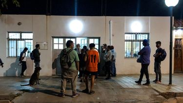 La capilla de Capital que le sirve la cena todos los jueves a 80 personas en situación de calle