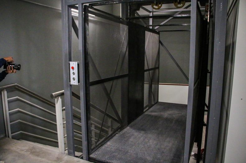 El ingreso para deportistas y equipos será independiente desde el exterior. La pista contará con túneles de ingreso para los equipos de ciclistas, y túneles para emergencias para ingreso de ambulancias. En la imagen, el motacargas ubicado a pocos metros del taller.&nbsp;